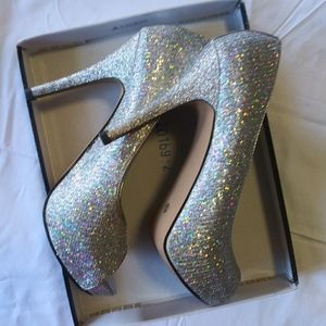 Worthington peep toe pump.